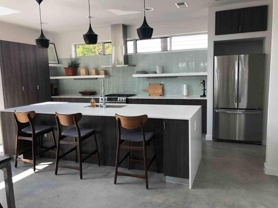 Stunning Modern Home W Pool & Hot Tub In Dt Austin Eksteriør bilde
