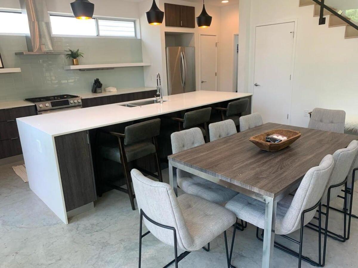Stunning Modern Home W Pool & Hot Tub In Dt Austin Eksteriør bilde